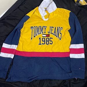 Tommy Hilfiger Long Sleeve Vintage fits Small in Men, Medium in Women.